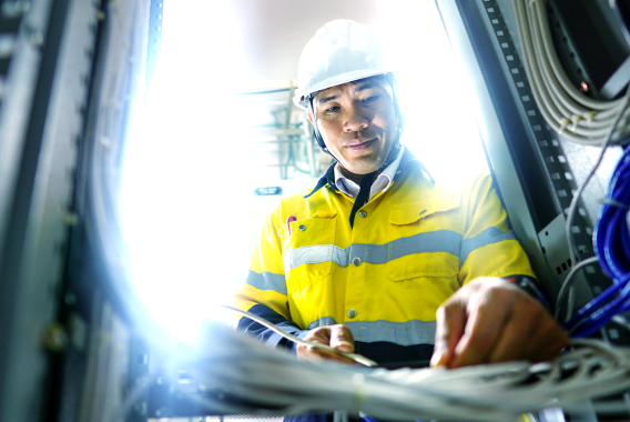 Hombre trabajando en un servidor