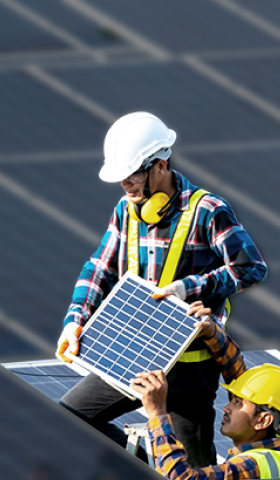 Trabajadores de soluciones de Prologis Energy and Sustainability instalando paneles solares