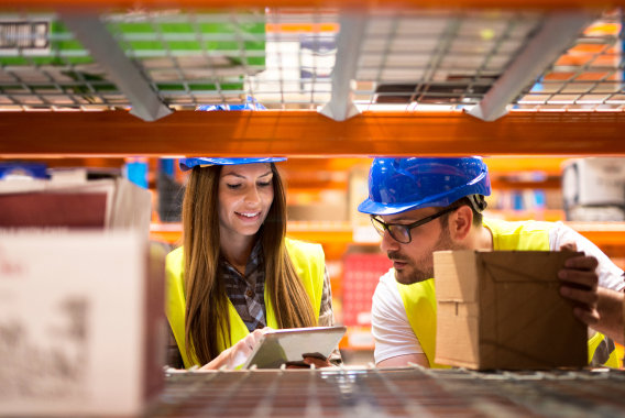 Trabajadores haciendo inventario