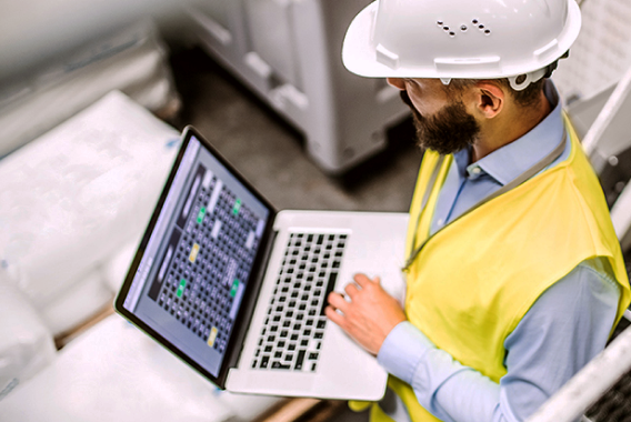 Trabajador de Internet con un portátil en Smart Building