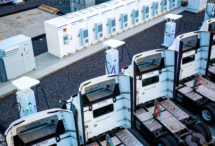 Un camión articulado eléctrico cargando en un almacén de Prologis