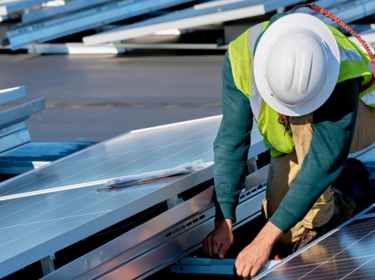 Trabajador instalando un panel solar