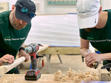 Dos empleados de Prologis lijando madera para un proyecto de un IMPACT Day